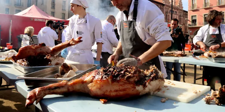 El Dijous Llarder de Vic atreu centenars de visitants: "Venim cada any a menjar l'entrepà de porc rostit. És el millor"
