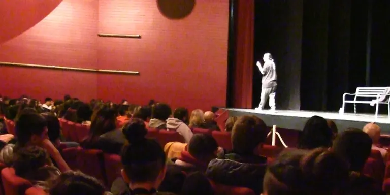 Els joves rubinencs aprenen sobre la violència de gènere amb No solo duelen los golpes