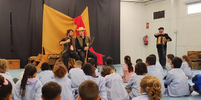 Traüt Espectacles torna a portar ‘El carrocontes’ a les escoles per explicar el Setge de Cambrils de 1640