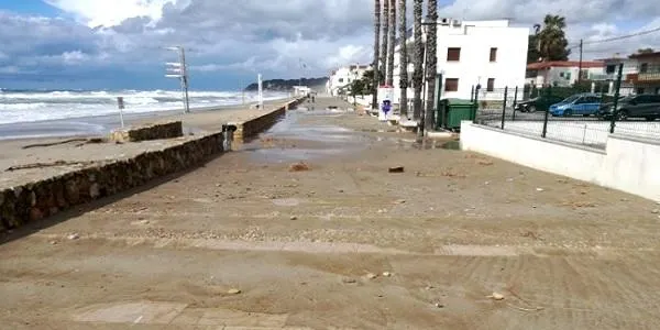 La pluja i el temporal de mar tornen a omplir de sorra el passeig marítim d’Altafulla
