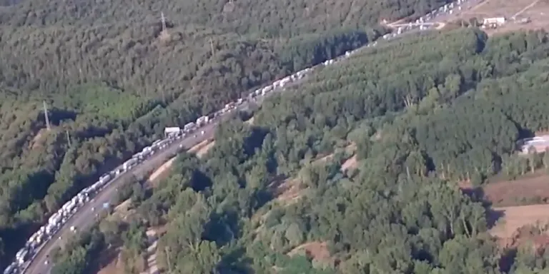 Mor el conductor d'un camió després de bolcar a l'AP-7 a Fogars de la Selva