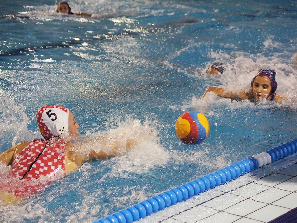 Torna la pilota a l’aigua de la piscina de Can Rosés