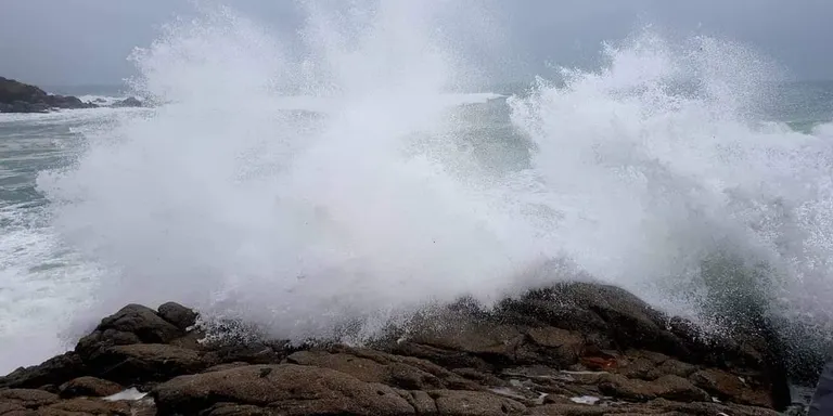 Núvols, pluges febles i mar alterada