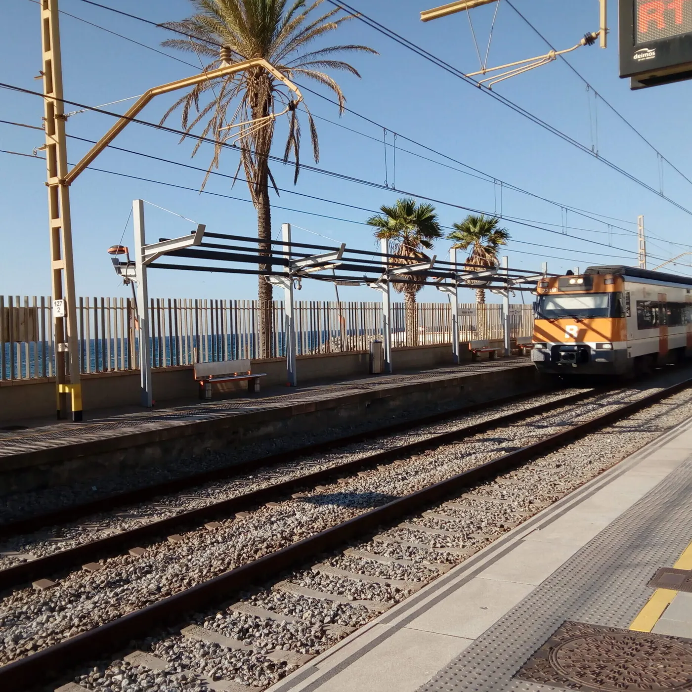Renfe està rehabilitant les marquesines de l’estació de Vilassar de Mar