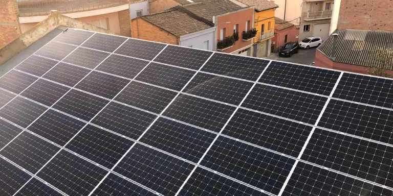 Torrefarrera instal·la un sistema d’autoconsum elèctric a la teulada del consistori