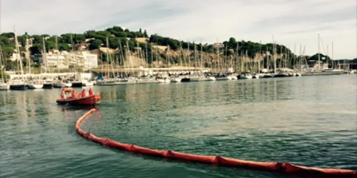 El Port d'Arenys ha estat escenari d'un simulacre per un vessament de gasoil