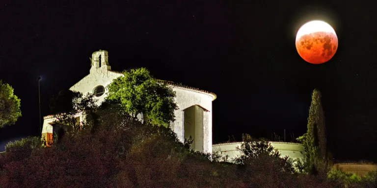 L'eclipsi total de lluna s'ha vist amb gran bellesa des de Pineda