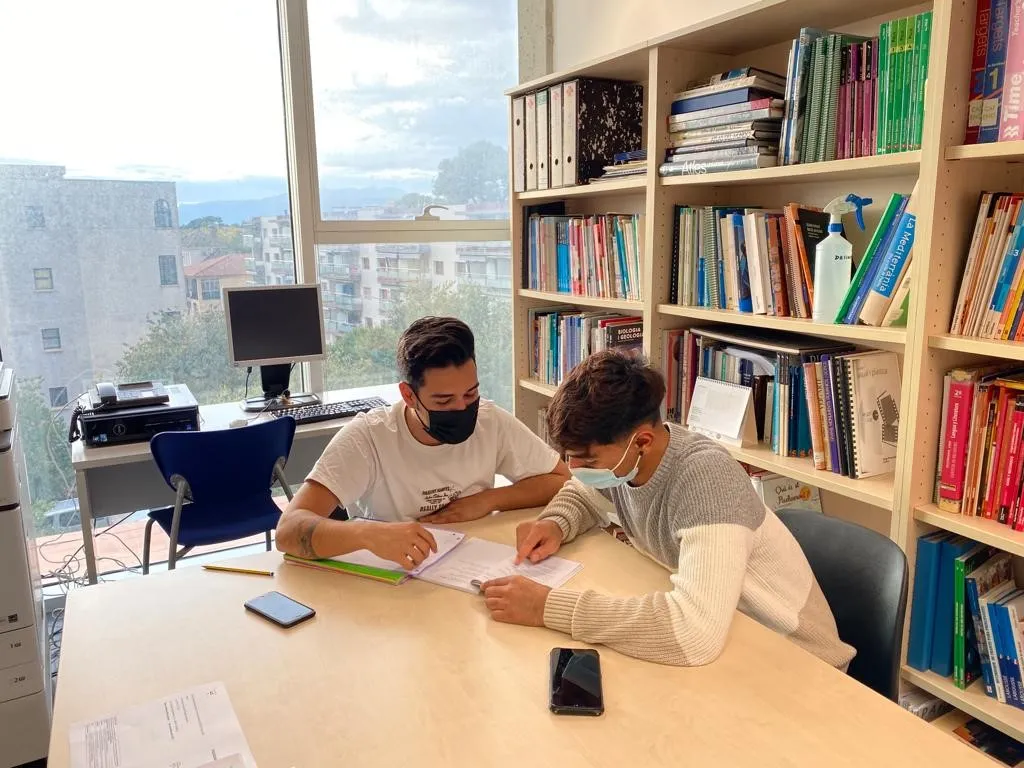 L’Escola d’Adults enceta dos programes que aprofiten la diversitat dels seus alumnes