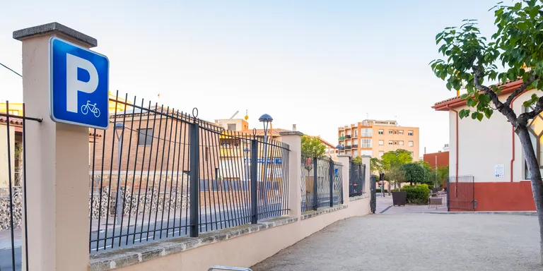 S’estrena un nou aparcabicicletes a la plaça de les Escoles Velles