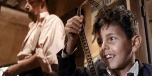 Us convidem a veure el film "Cinema Paradiso" a La Sala