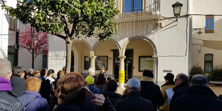 Un grup de pinedencs canten a Pineda les 'Cançons per la Llibertat'
