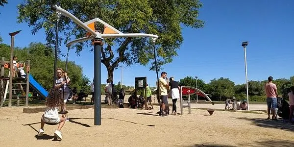 Brises del Mar estrena les noves instal·lacions del parc infantil, que completen la zona social