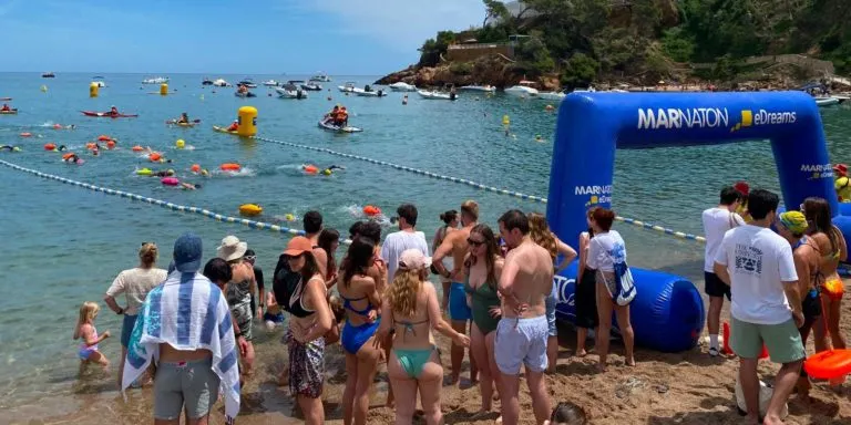 Més de 700 nedadors participen en una nova edició de la Marnaton eDreams de Begur