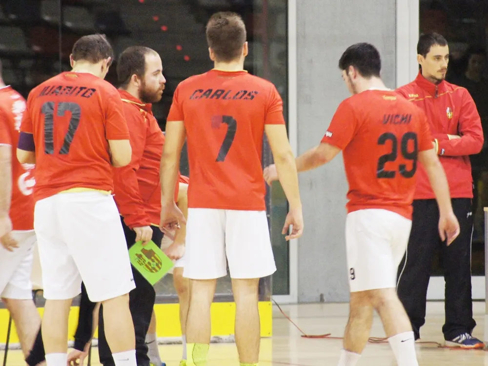Toca fer pinya entorn a un grup amb opcions a l'ascens / Arxiu