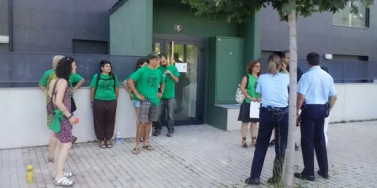 La família que va ocupar un pis a l'Horta del Valira es trasllada