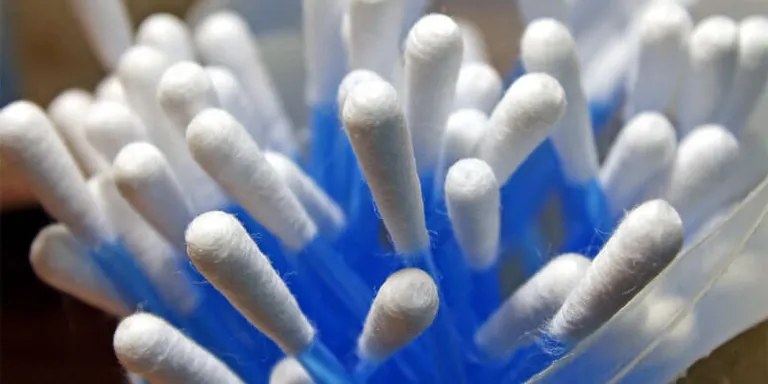 Les farmàcies comencen a fer test d’antigen gratuïts a monitors i monitores de lleure i infants de 10 a 15 anys