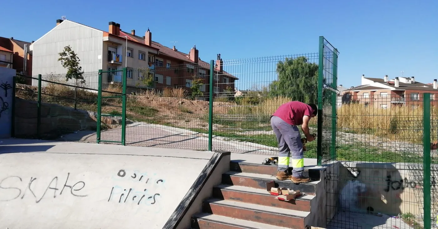 L'Ajuntament de Solsona instal·la una tanca al voltant de l'skate park per fer-ne complir l'horari i garantir el descans veïnal