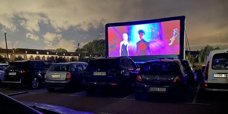 Ràdio Palau col·labora de nou amb FanCon oferint el so de l’autocinema al 91.7 FM