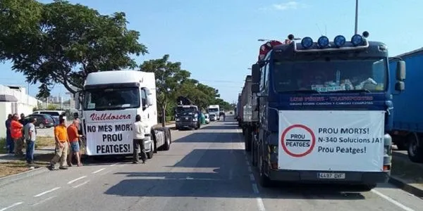 Els transportistes fan aquest dijous a la tarda una marxa lenta per l’N-340 i l'A-7 coincidint amb la sortida del pont del Pilar