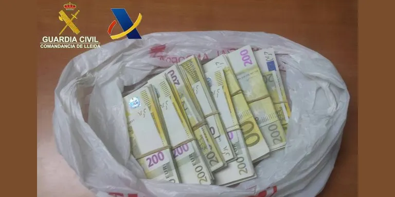Enxampat un home a la duana de la Farga de Moles amb més de 40.000 euros procedents d'Andorra
