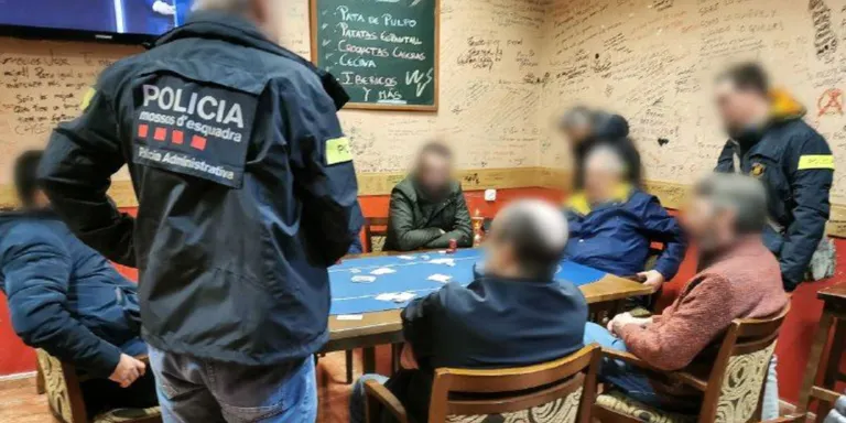 Els Mossos d’Esquadra desmantellen una partida de pòquer il·legal en un bar de Cambrils