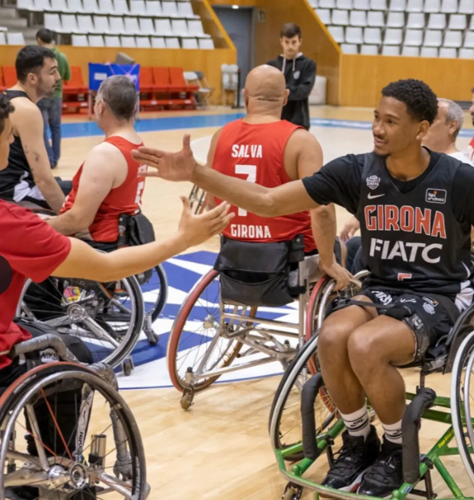Gran acció dels jugadors del Bàsquet Girona amb el Rehagirona