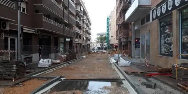 La remodelació del carrer Lleida de Torredembarra entra en la recta final