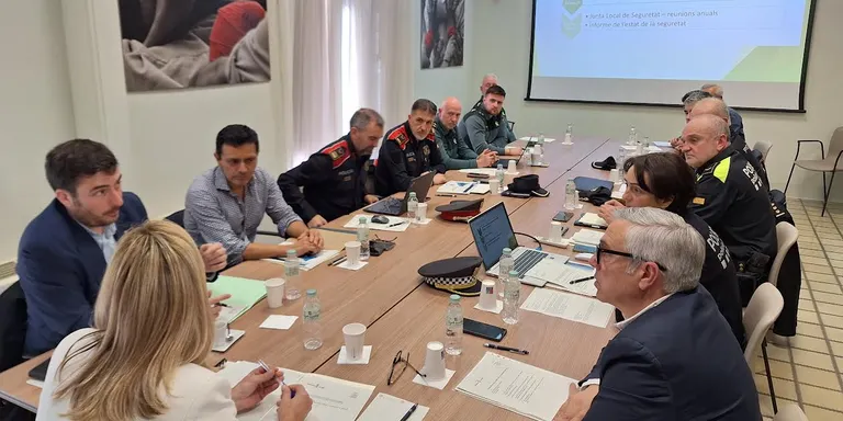 La Junta de Seguretat Local acorda continuar reforçant la presència policial al carrer