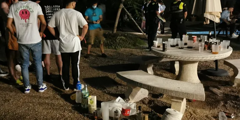 La Policia Local i els Mossos paralitzen una festa il·legal a Cambrils on es cobrava entre 25 i 30 euros d'entrada
