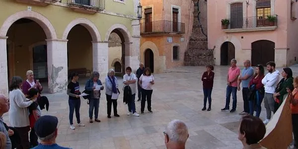 La plaça del Pou d'Altafulla acull una concentració per denunciar la violència masclista