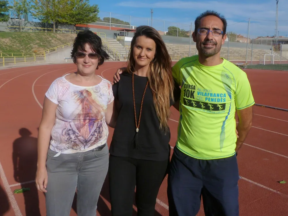 Esther Peirotèn, al centre, acompanyada d'Elisabeth Salas (vocal) i el vicepresident, Vicente Blasc