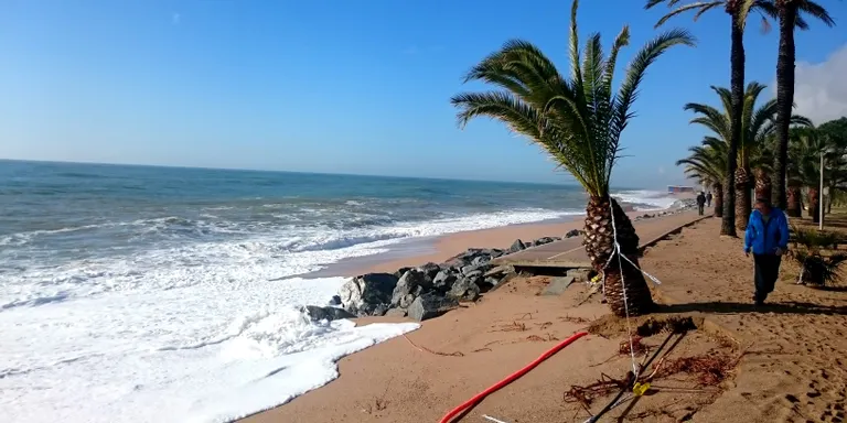 El temporal de xaloc impacta altre cop contra el Passeig de Mar
