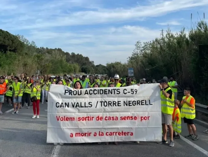 Un centenar de veïns de Can Valls i Torre Negrell tallen la C-59 per reclamar un accés més segur a les urbanitzacions des d'aquesta carretera