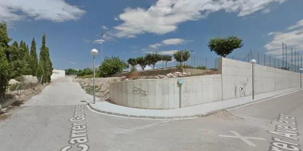 L’Ajuntament de la Riera de Gaià condiciona els accessos al cementiri municipal i al camp de futbol