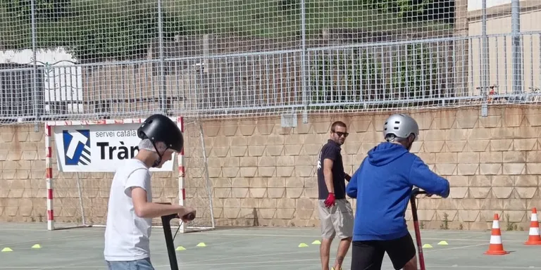 L'alumnat de 3r d'ESO de Solsona rep aquesta setmana un taller formatiu sobre la conducció de patinets elèctrics