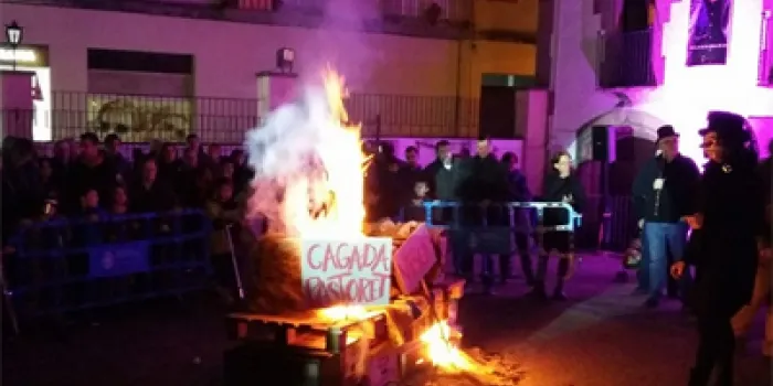 Arenys de Mar acomiada el Carnaval amb la mort d’en Joan de Guineu