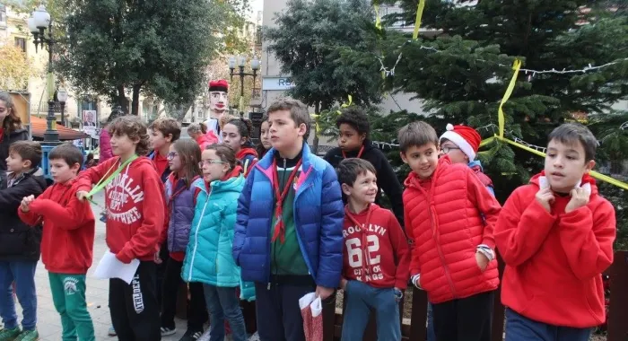 La Unitat dels Llops i Daines cantant nadales a la placeta ( Foto: Montse Hoop )