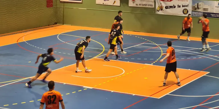 Empat del Club Handbol Cambrils davant el Vallag