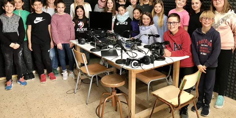 Els alumnes del Taller de Ràdio de l'Escola Sant Jordi participen en l'emissió de La Cala Ràdio en motiu del Dia Mundial