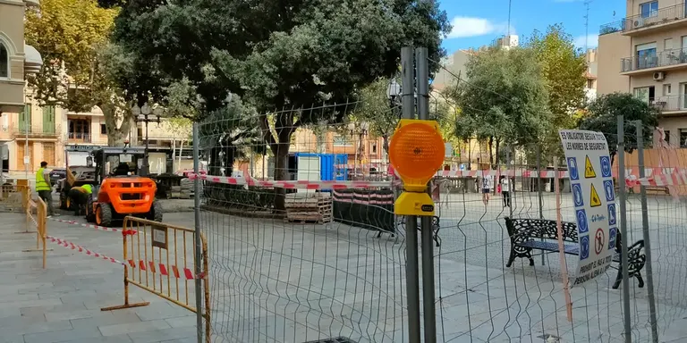 En marxa les obres al carrer de l'Església, just al tram lateral de la placeta