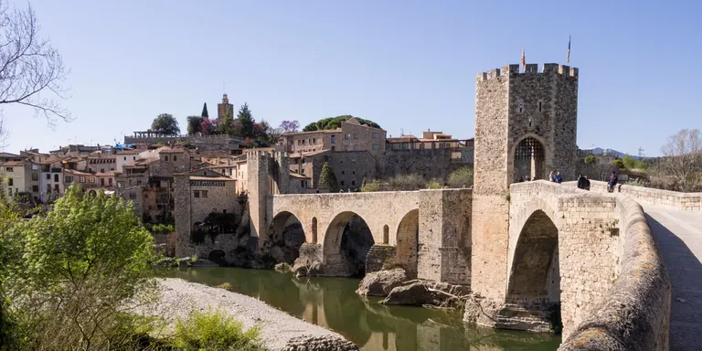215 arenyencs han marxat Besalú al dinar popular en el marc del Mes de la Gent Gran