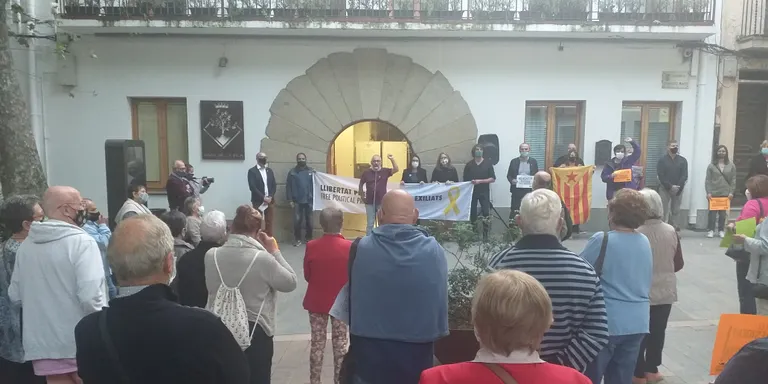 Ahir es va fer una trobada davant l’ajuntament per protestar contra la inhabilitació del President Quim Torra