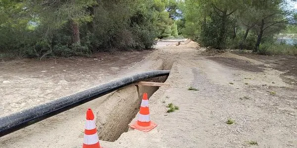 Comencen els treballs de rasa de la canonada que portarà l’aigua del CAT a Brises del Mar