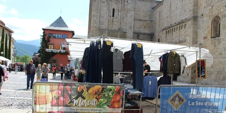 Tornen les parades del mercat setmanal de la Seu d'Urgell als carrers dels Canonges i de Santa Maria