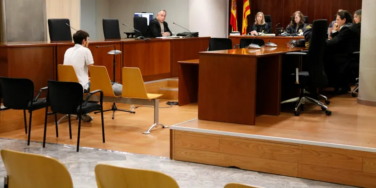 Jutgen un jove que s'enfronta a 12 anys de presó per violar la seva parella en un pis a Lleida