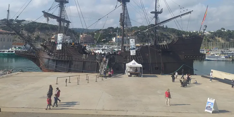 El galió Andalucia, recreació d'un vaixell del s.XVII, es pot visitar al port d'Arenys de Mar