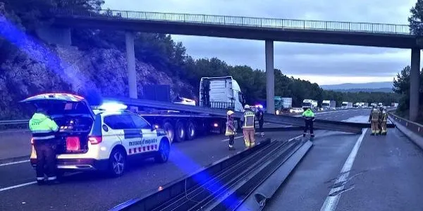 Els Mossos denuncien el conductor del camió que el passat dimarts va perdre la càrrega mentre circulava per l’AP-7