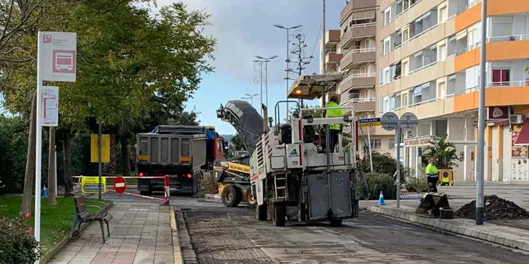Comença el pla d'asfaltat que arranjarà el paviment al Passeig Marítim i a una vintena més de vials