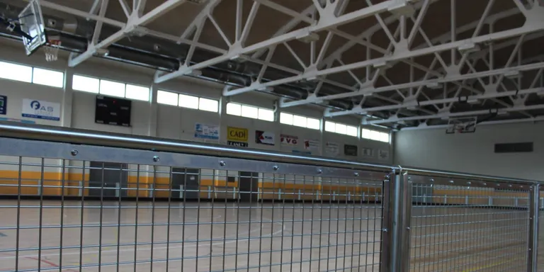 Instal·lada la nova tanca d'hoquei del Pavelló Poliesportiu de la Seu