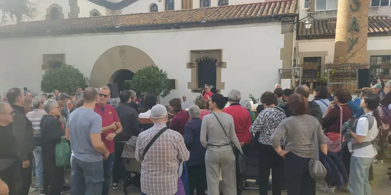 Desenes de persones de totes les edats s'han interessat per la subhasta del peix organitzada per les Jornades dels Calamarenys